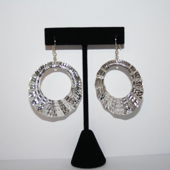 🌟🔗 Silver Dangle Earrings · Sculpted Shine · NWOT · 2" Wide - Picture 4 of 4